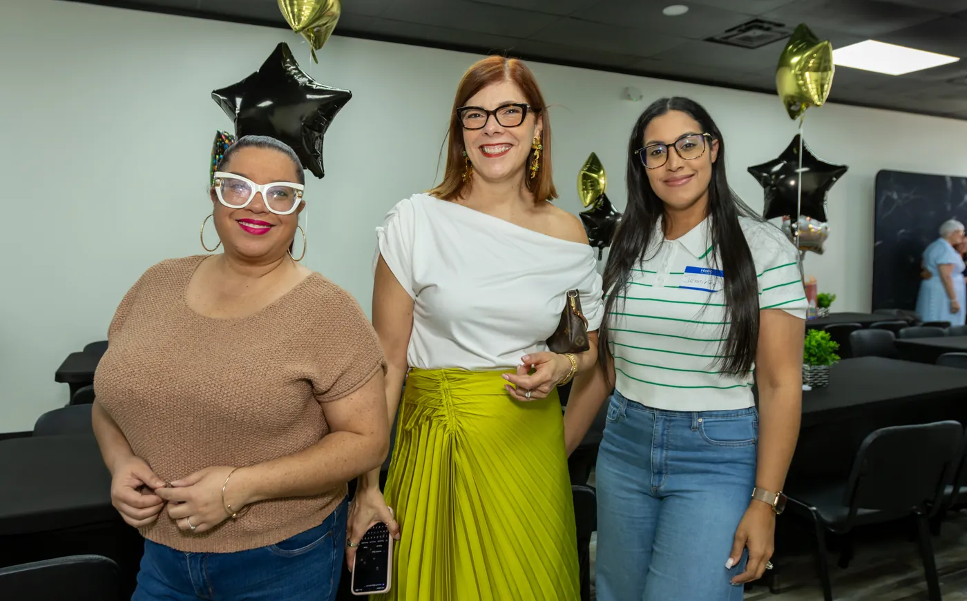 Yanivette, Jennifer en el evento Mujer y Empresaria: Crecer con Claridad y Propósito de Historia de Éxitos Entre Amigas, Houston, mayo 2026