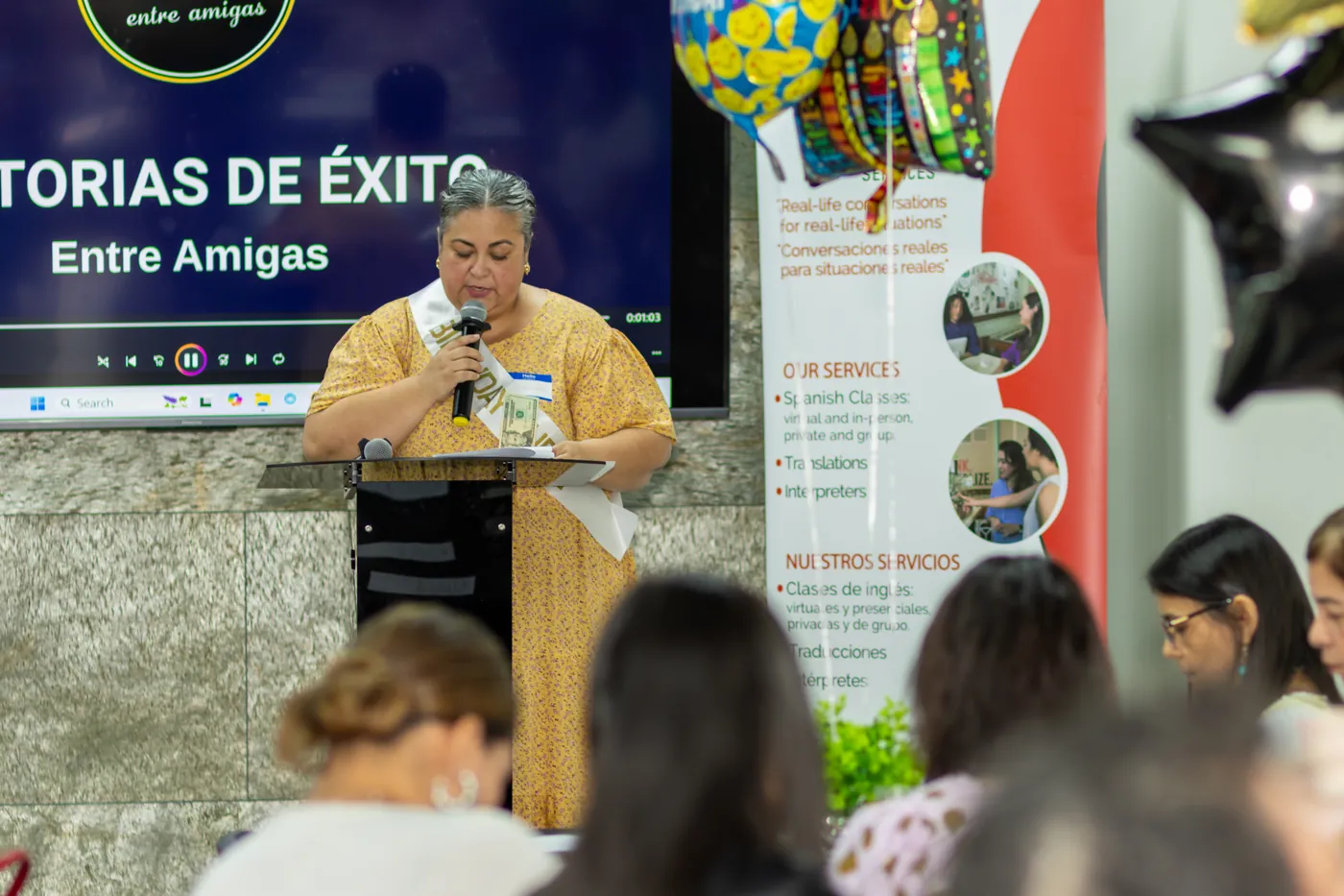 Claudia Baca en el evento Mujer y Empresaria: Crecer con Claridad y Propósito de Historia de Éxitos Entre Amigas, Houston, mayo 2026