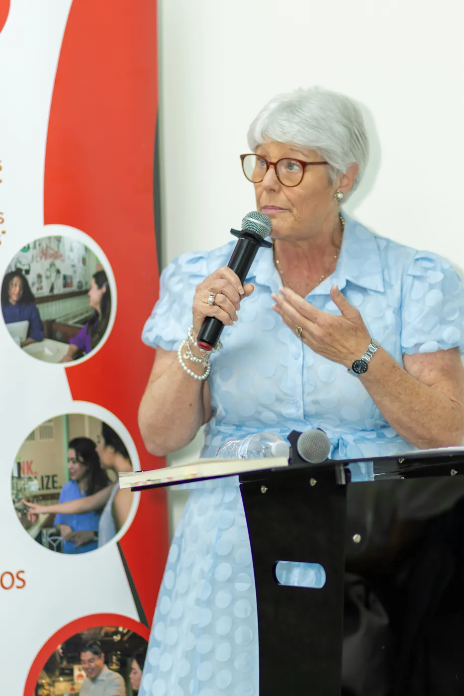 Adriana Gonzales en el evento Mujer y Empresaria: Crecer con Claridad y Propósito de Historia de Éxitos Entre Amigas, Houston, mayo 2026