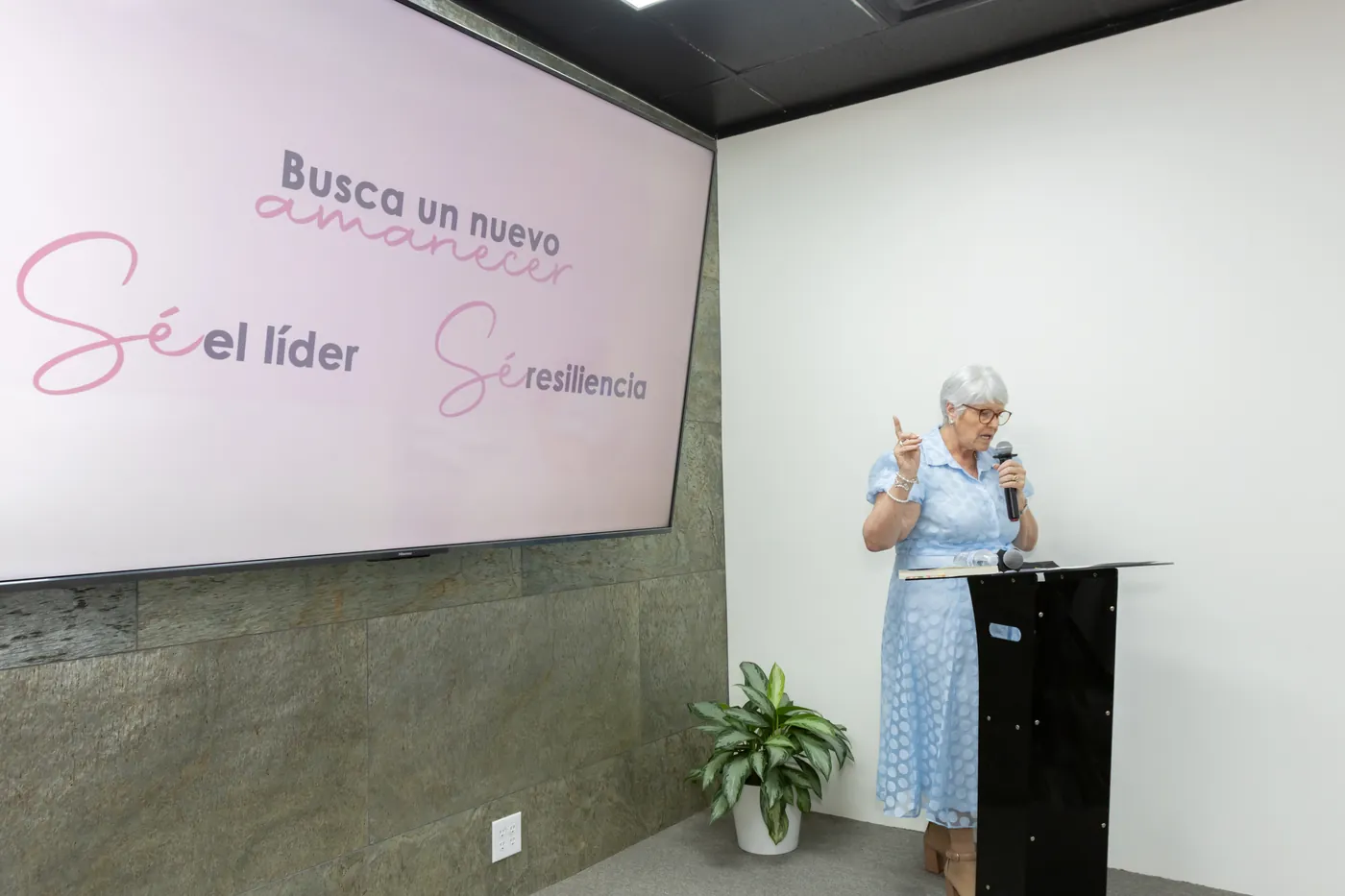 Adriana Gonzales en el evento Mujer y Empresaria: Crecer con Claridad y Propósito de Historia de Éxitos Entre Amigas, Houston, mayo 2026
