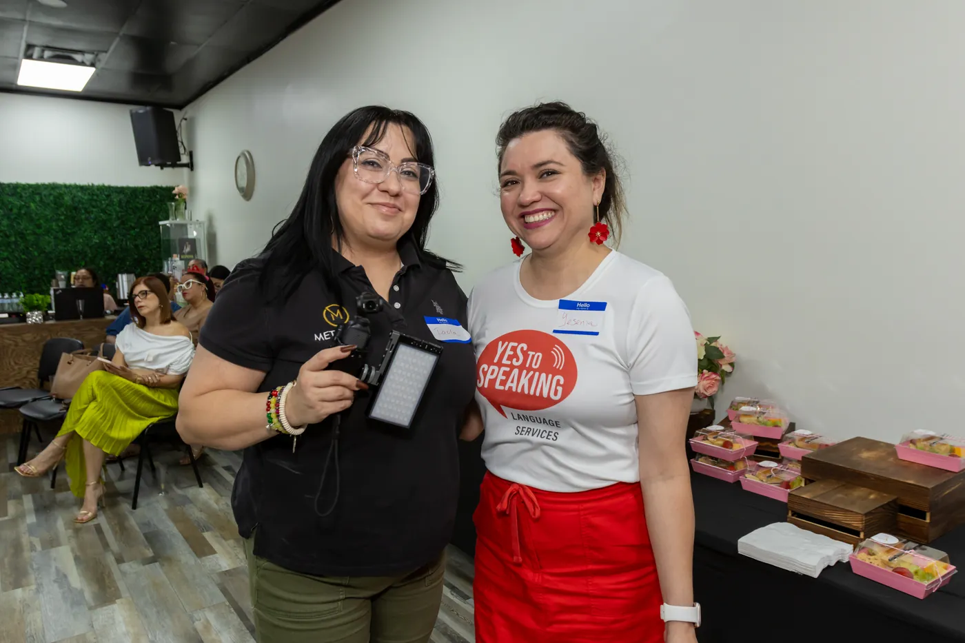 Paola Soto y Yesenia Fernandez en el evento Mujer y Empresaria: Crecer con Claridad y Propósito de Historia de Éxitos Entre Amigas, Houston, mayo 2026