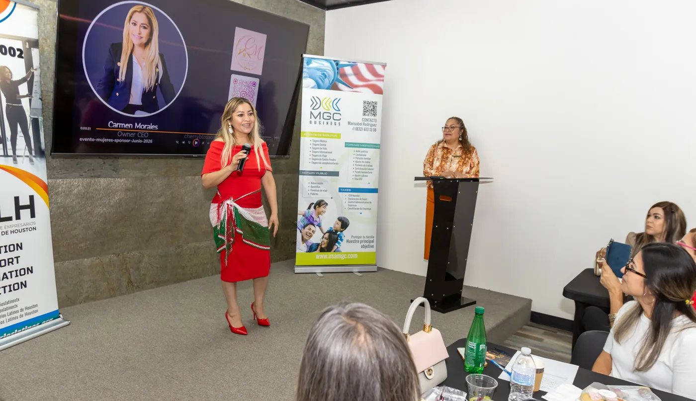 Carmen Morales, Raquel Leyva en el evento De la Visión a la Acción de Historia de Éxitos Entre Amigas, Houston, junio 2026