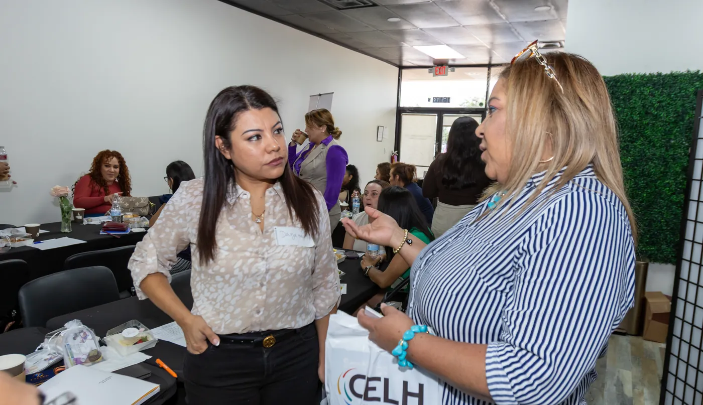 Dayana Flores, Ivette Aviles en el evento De la Visión a la Acción de Historia de Éxitos Entre Amigas, Houston, junio 2026