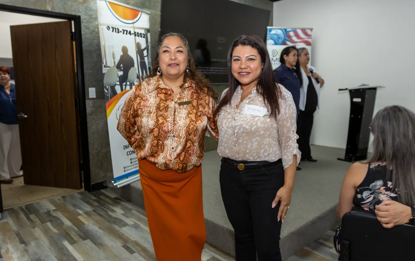 Dayana Flores, Raquel Leyva en el evento De la Visión a la Acción de Historia de Éxitos Entre Amigas, Houston, junio 2026