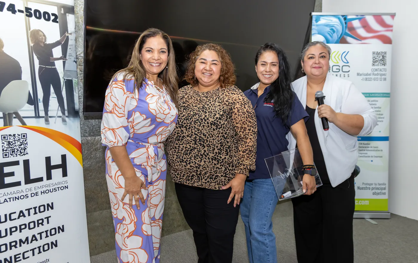 Lizzette Diaz, Waleska Esquivel, Ieinny Paredes, Claudia Baca en el evento De la Visión a la Acción de Historia de Éxitos Entre Amigas, Houston, junio 2026
