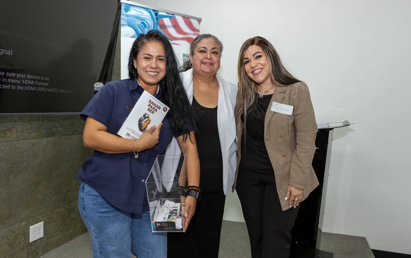 Ieinny Paredes, Claudia Baca, Liz Santos en el evento De la Visión a la Acción de Historia de Éxitos Entre Amigas, Houston, junio 2026