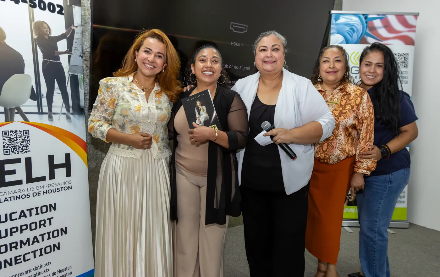 Grecia Berrios, Flor Munoz, Claudia Baca, Raquel Leyva, Ieinny Paredes en el evento De la Visión a la Acción de Historia de Éxitos Entre Amigas, Houston, junio 2026